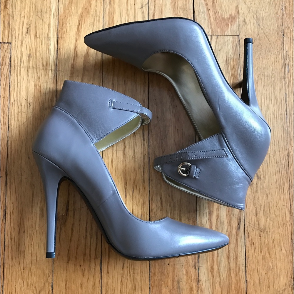 Grey pumps
